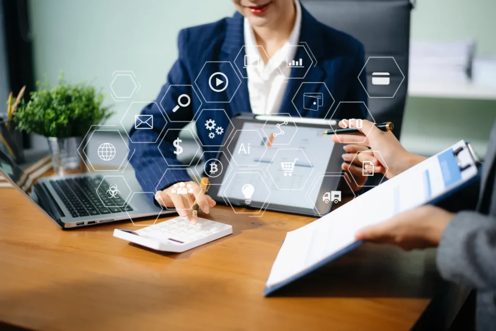 Beratungsgespräch mit Tablet und eingeblendeten Symbolen digitaler Geschäftsprozesse
