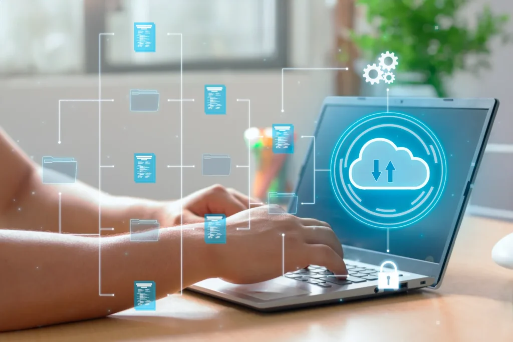 Person am Laptop mit eingeblendetem Cloud-Symbol und vernetzten Datenpunkten