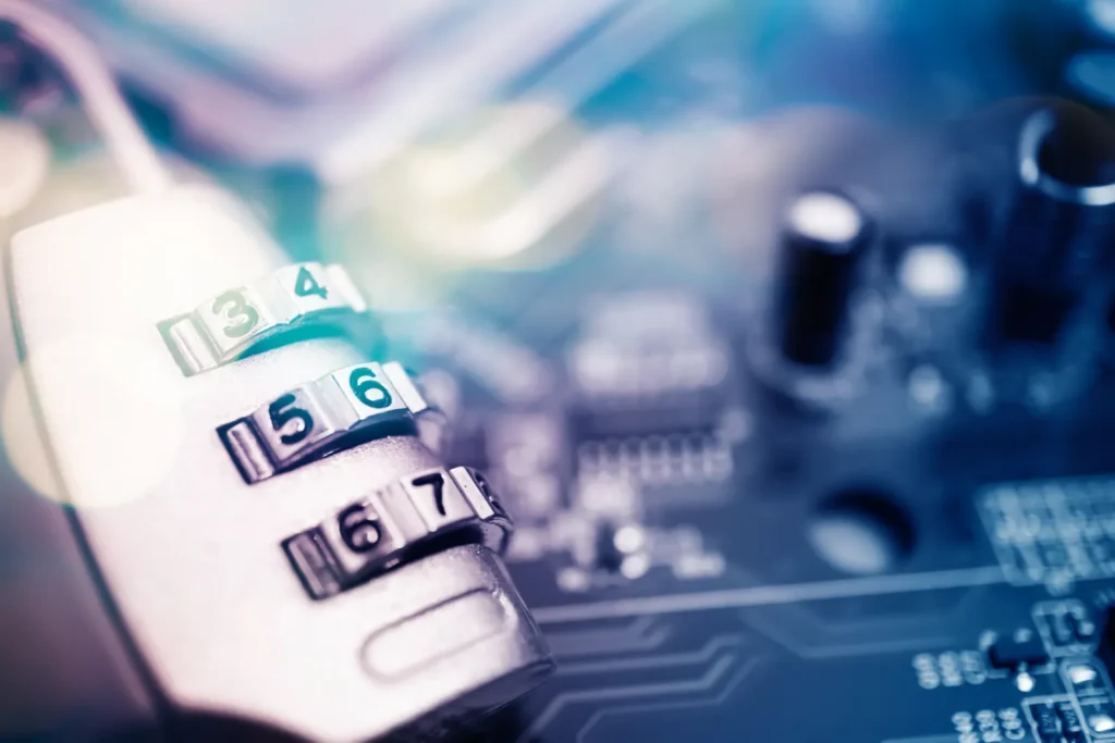 Zahlenschloss auf einer Computerplatine als Sinnbild für IT-Sicherheit