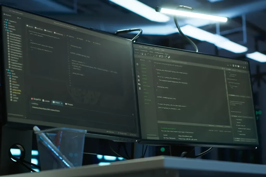 Monitore mit Systemdaten und Code in einem Rechenzentrum